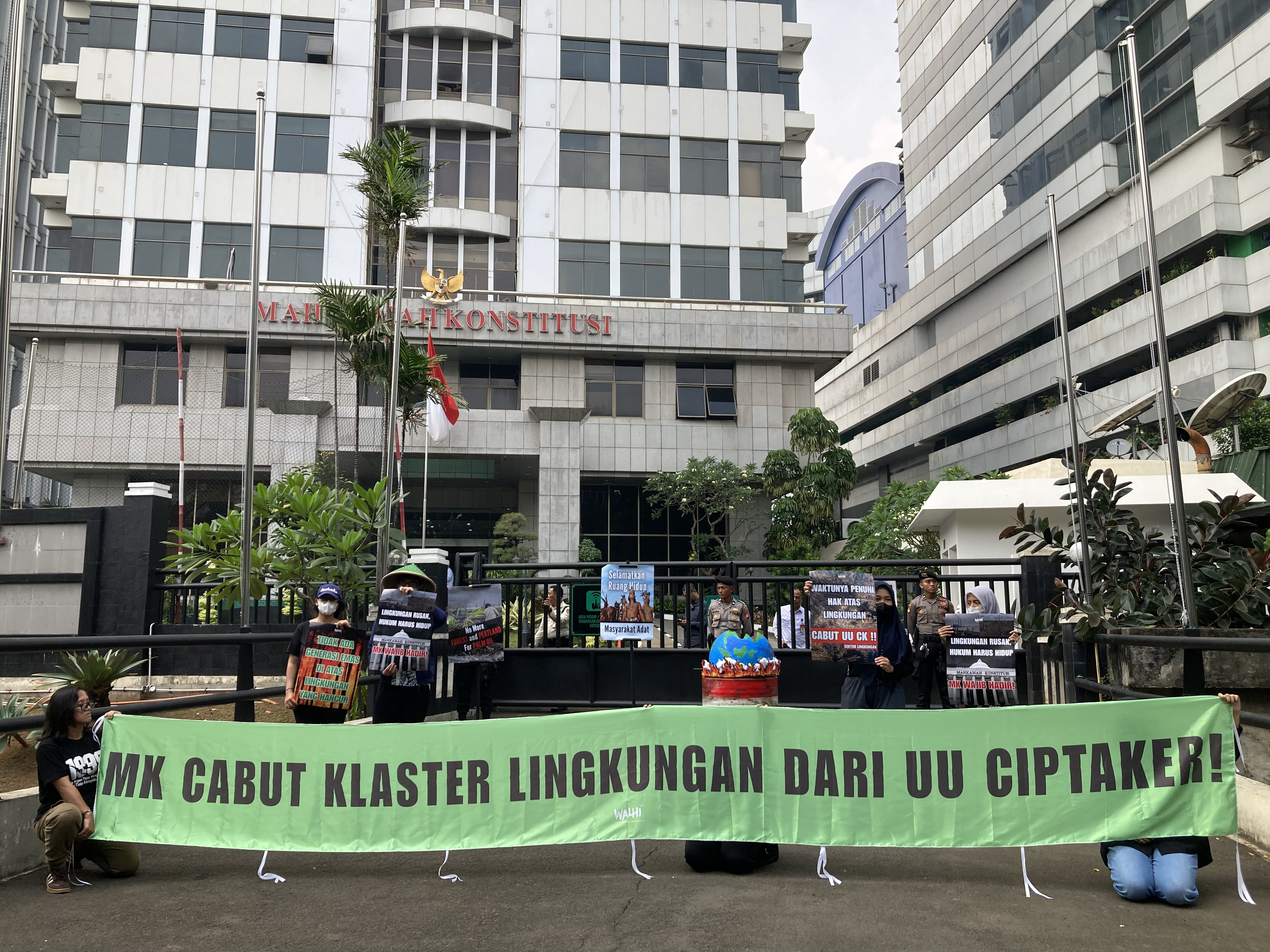 Memperingati Hari Lingkungan Hidup, WALHI Ajukan Uji Materiil UU Cipta Kerja ke Mahkamah Konstitusi